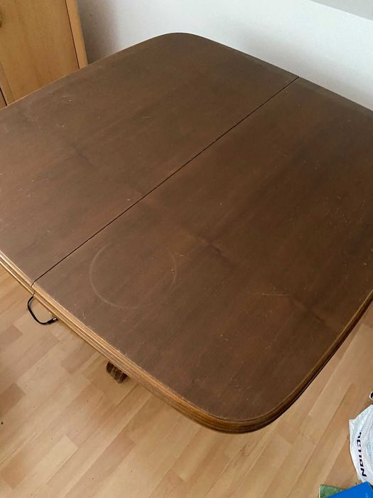 Klasyczny stół ze Swarzędzkiej Fabryki Mebli