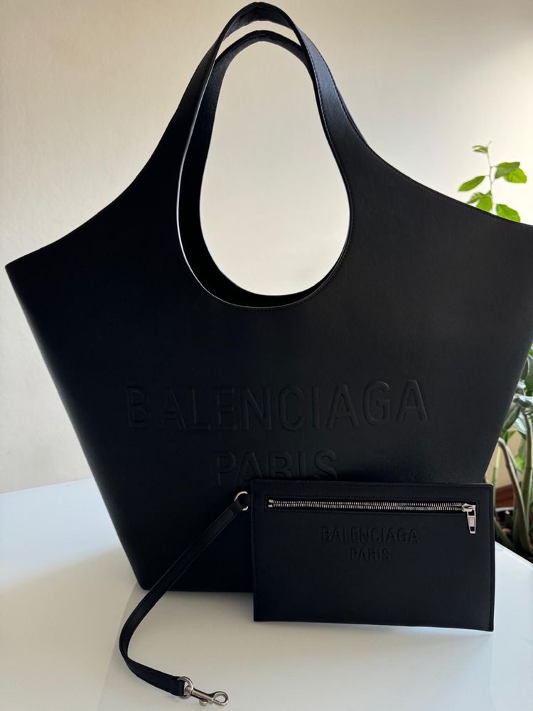 Skorzaba czarna Balenciaga