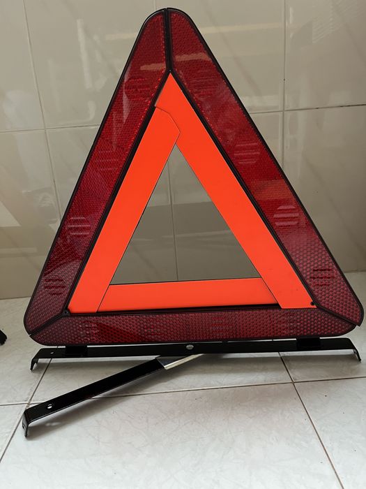 Triângulo de sinalização para automóvel