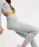 Conjunto malha croptop e calça skinny high waist
