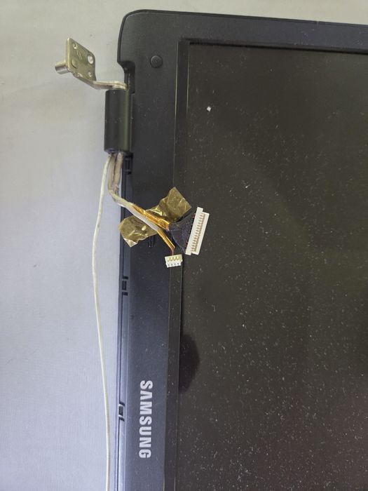 Sprzedam sprawna klapę matrycy do Laptopa Samsung NP-SA11H