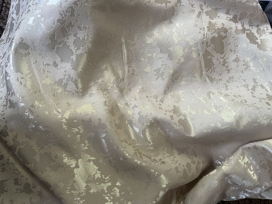 Штори нові підшиті.