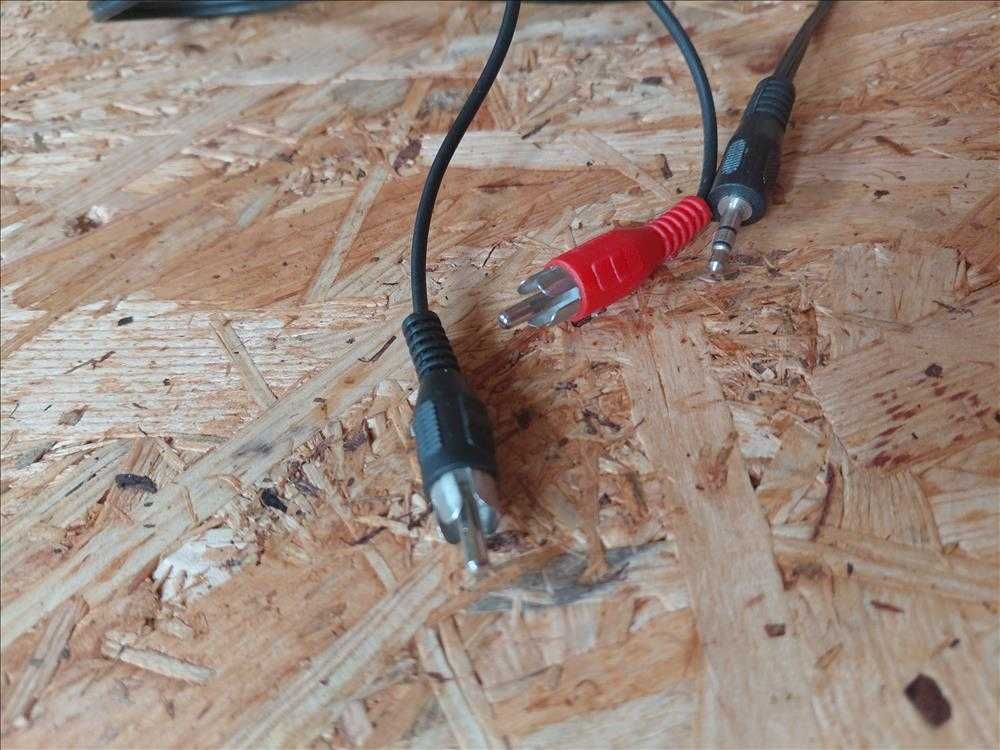Kabel RCA połączony z adapterem na wtyk jack 3,5 mm (1.5m)