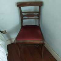 Cadeira antiga de madeira