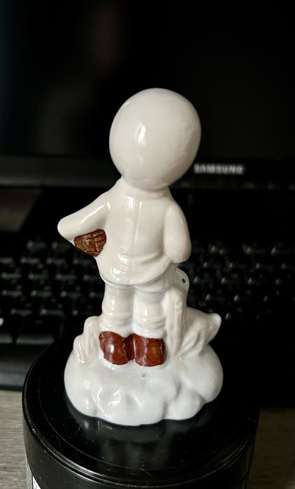 Фарфоровая статуэтка Мальчик с гусем, 10,5 см