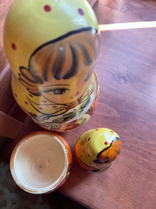 Візок з глечиком і рюмками і матрьошки