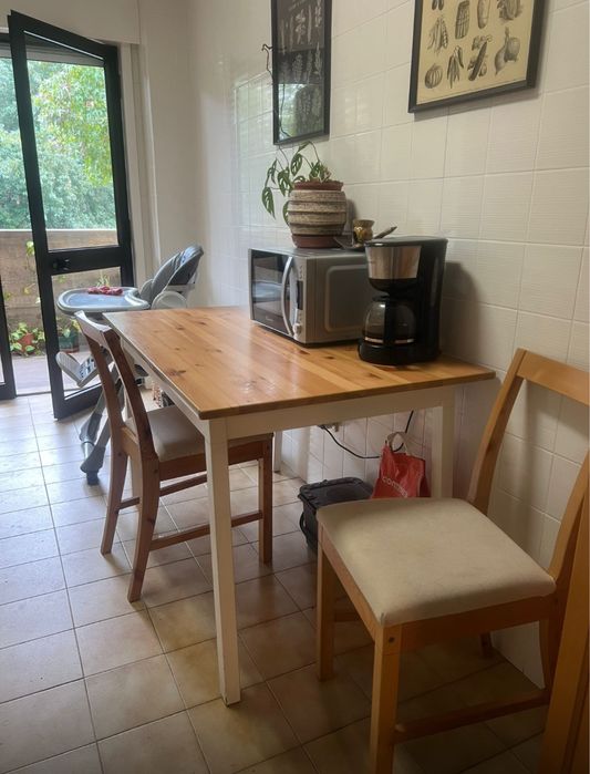 Mesa de cozinha com 2 cadeiras