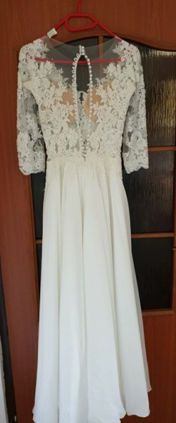 Suknia ślubna biała plus krótki welon