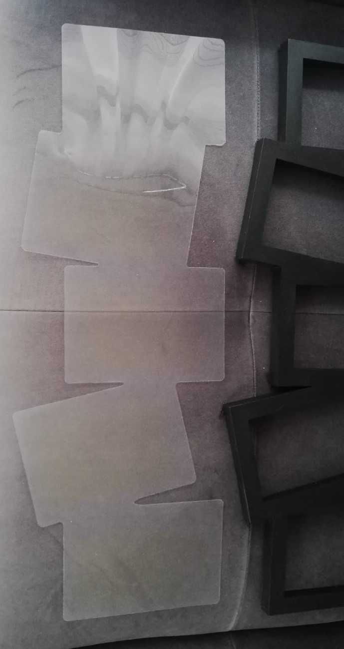 Czarna plastikowa ramka a 5 zdjęć z przezroczystą plexi