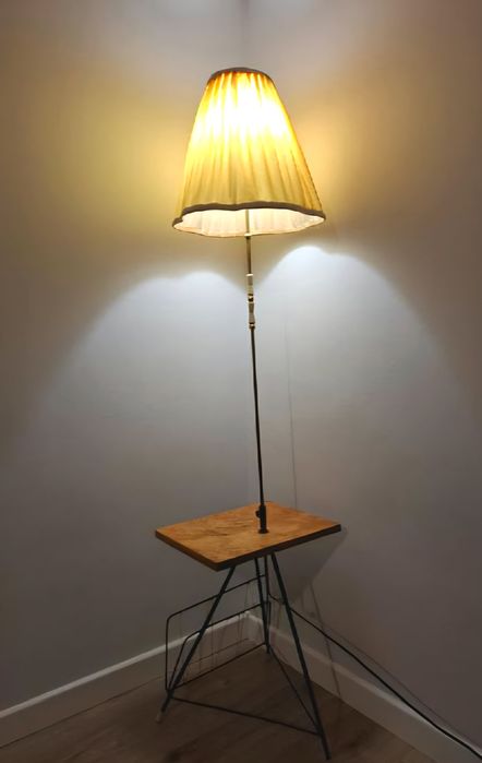 Kultowa lampa podłogowa PRL z mini stolikiem i gazetownikiem