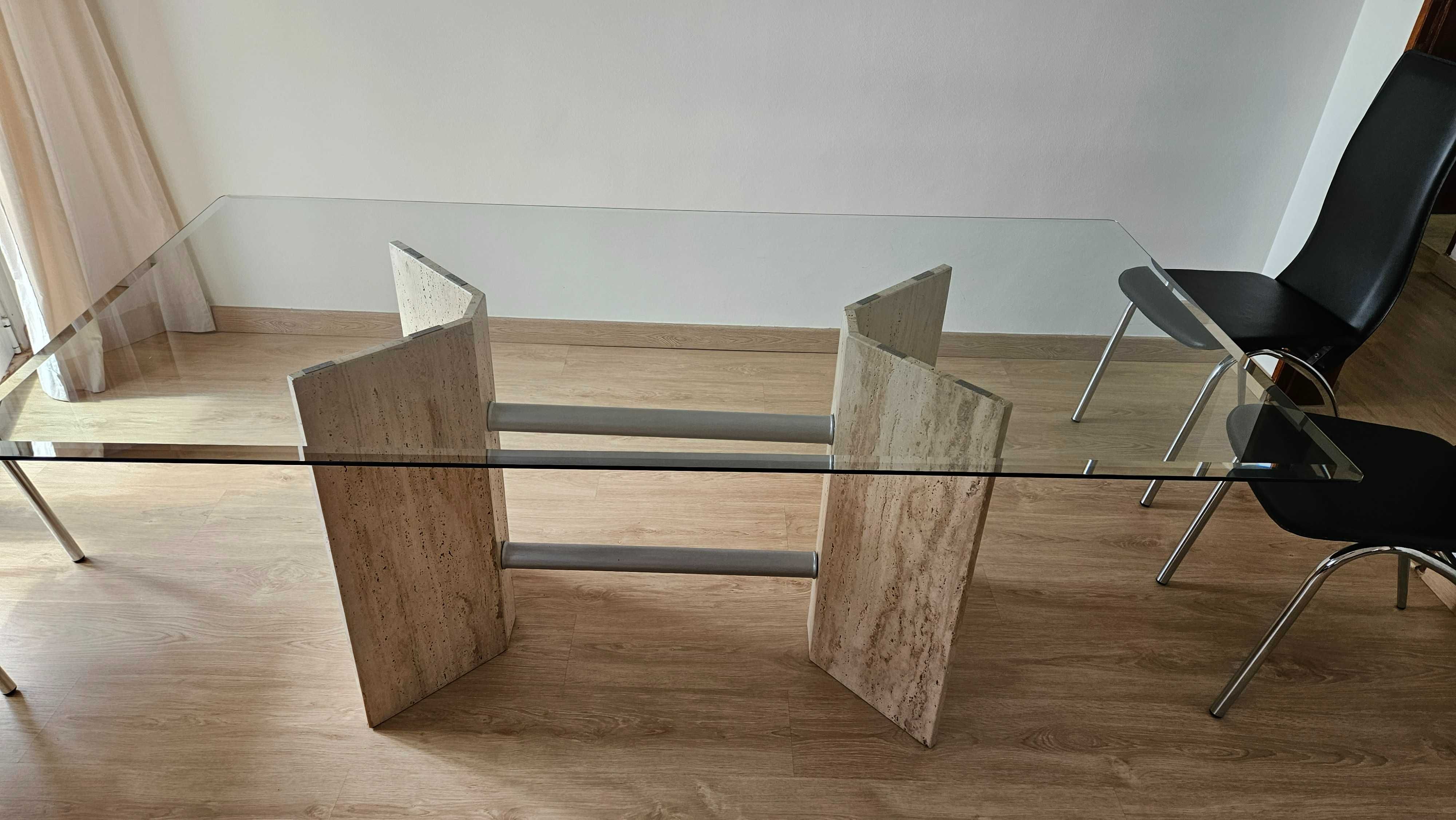 Mesa rectangular de vidro e 4 cadeiras pretas