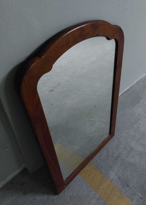 Espelho com orla em madeira