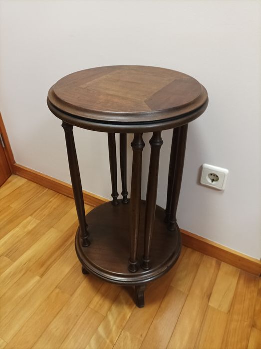 Conjunto antigo restaurado. Cadeirão e mesa de apoio