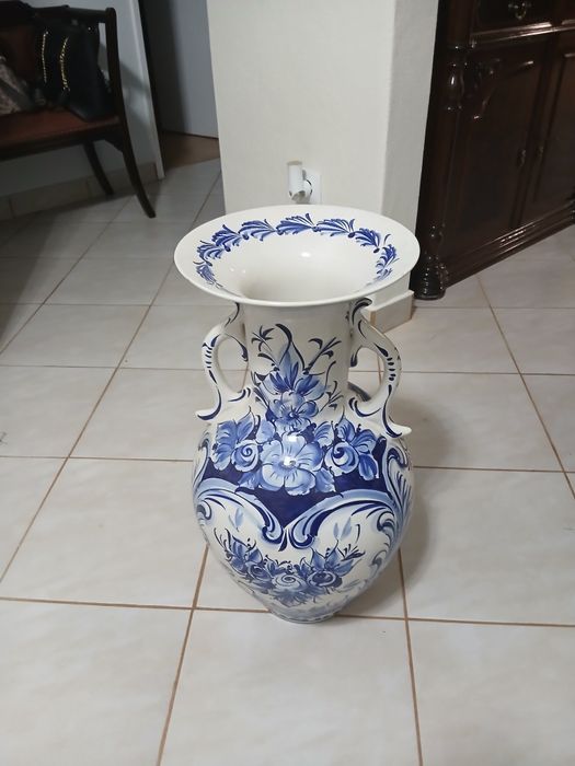 FN ALCOBAÇA  Jarrão cerâmico  pintado à mão  .