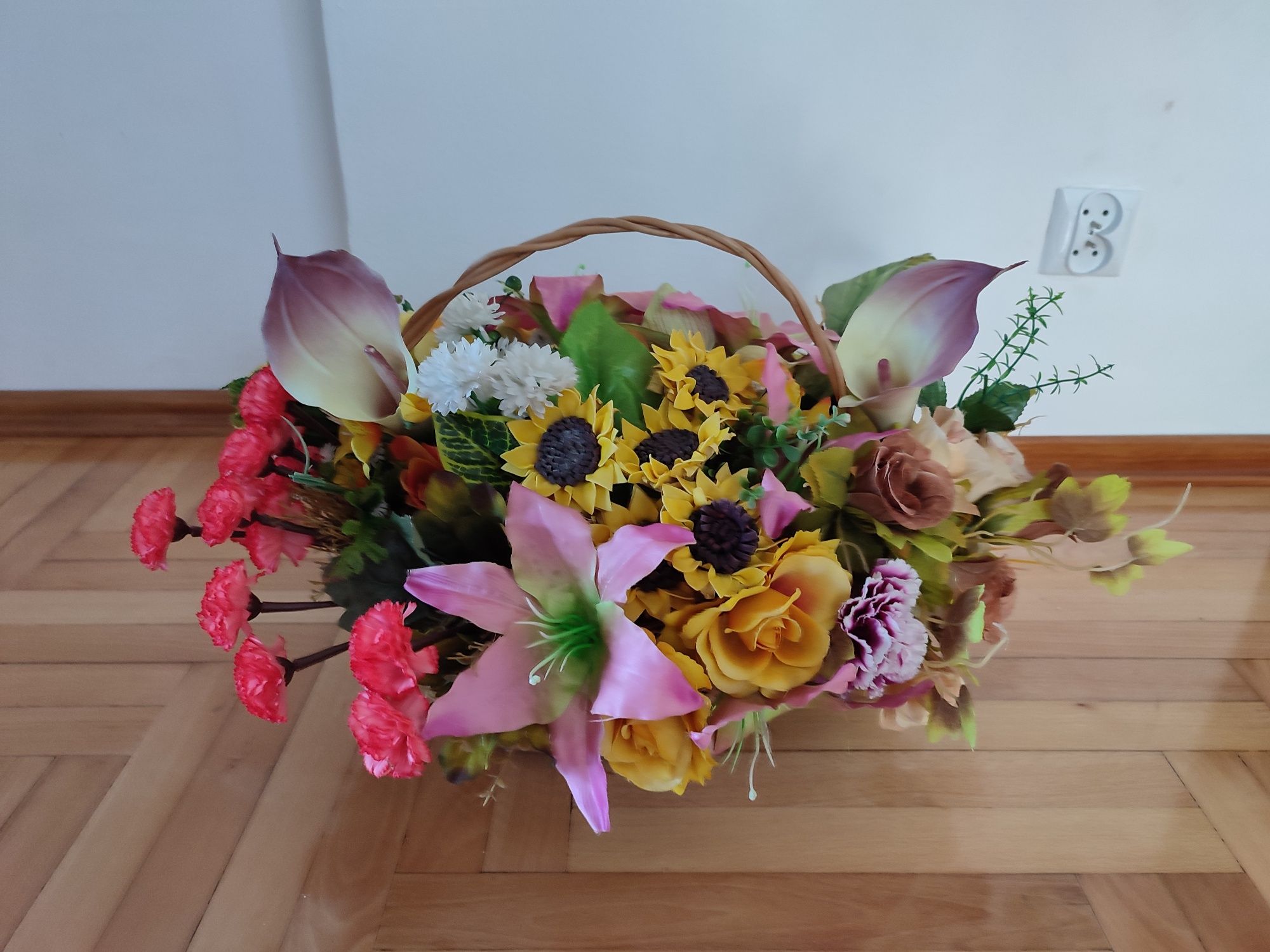 Koszyczek z kwiatami sztuczne kwiaty kompozycja