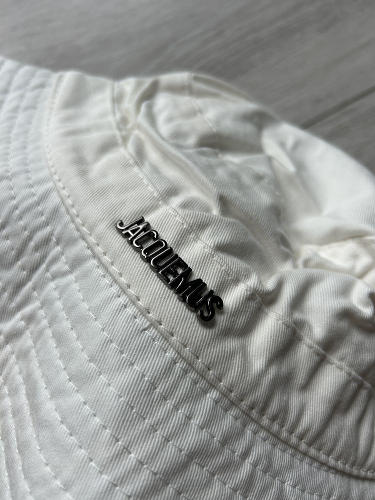 Jasny kremowy kapelusz jacquemus