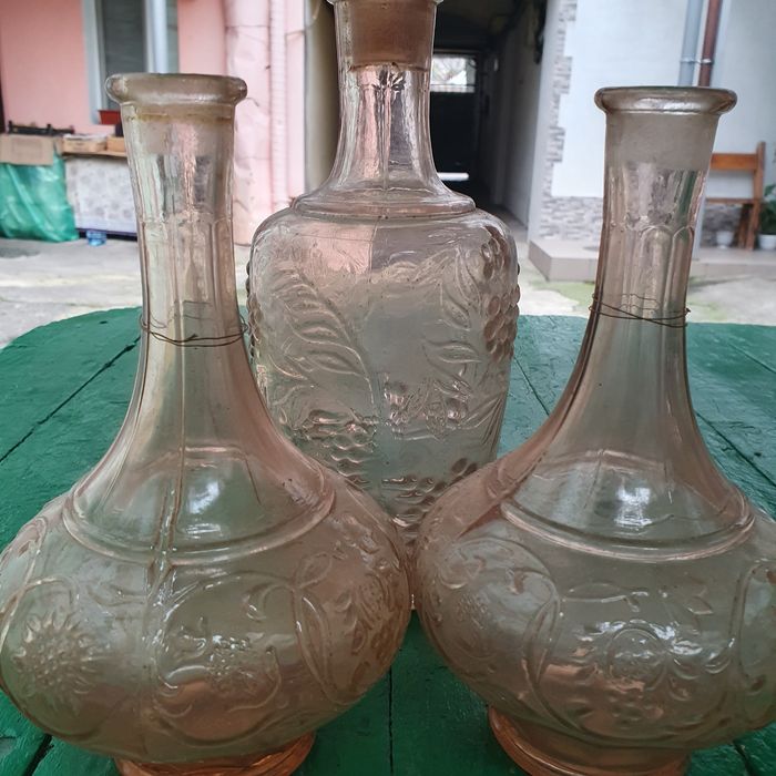 Скляна ваза та графін