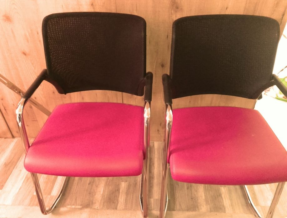 Mesa redonda vidro com quatro cadeiras de escritório