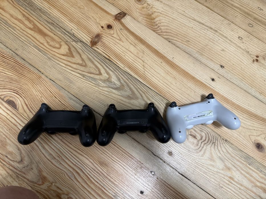 Оригінальні джойстики Dualshock 4 ціна  вказана за 3 штуки які на фото