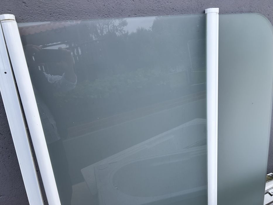 Vede-se moveis de casa banho usadas