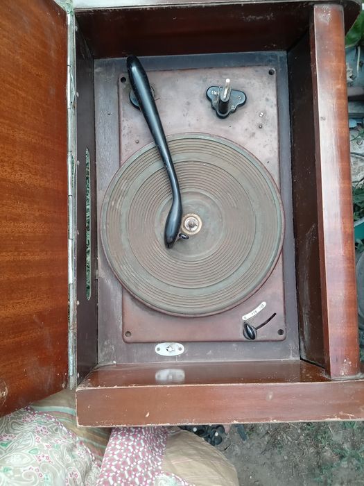 продам с радиолы корпу с с  динамиками