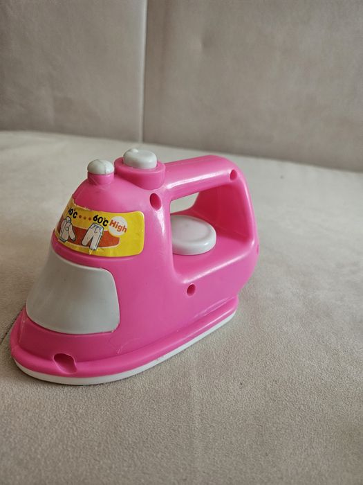 Zabawkowe różowe żelazko