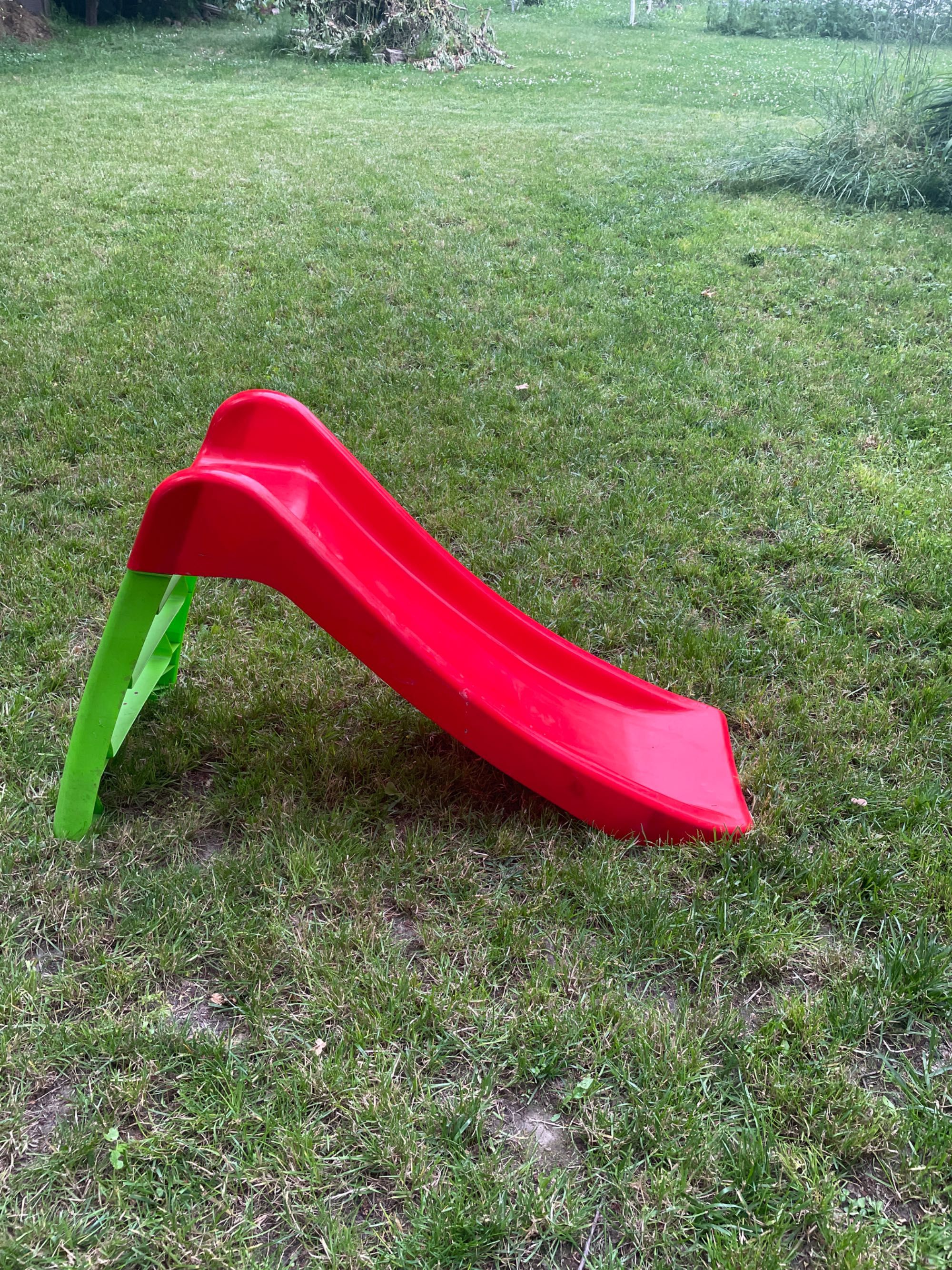 Mała zjeżdżalnia ogrodowa plastkowa 1,5- 3 lata