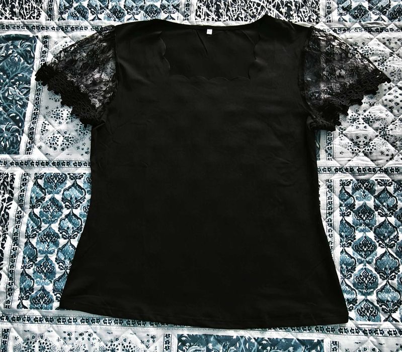 T-shirt Preta Elegante com Mangas de Renda Tamanho XL