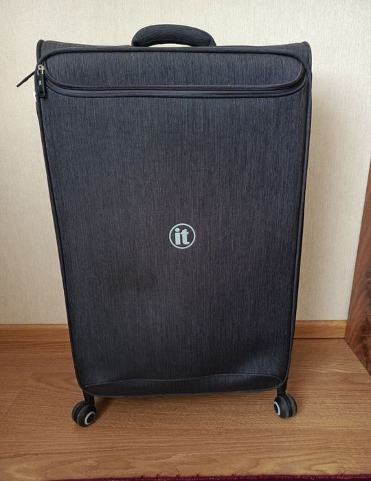 Продам чемоданы на колесиках