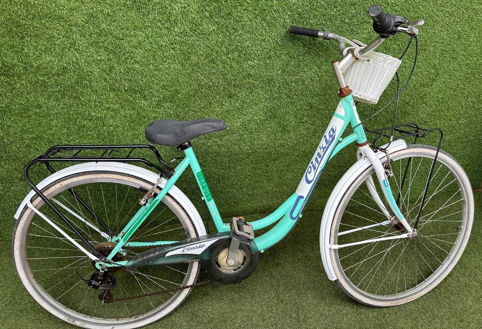 Bicicleta antiga de turismo para restauro