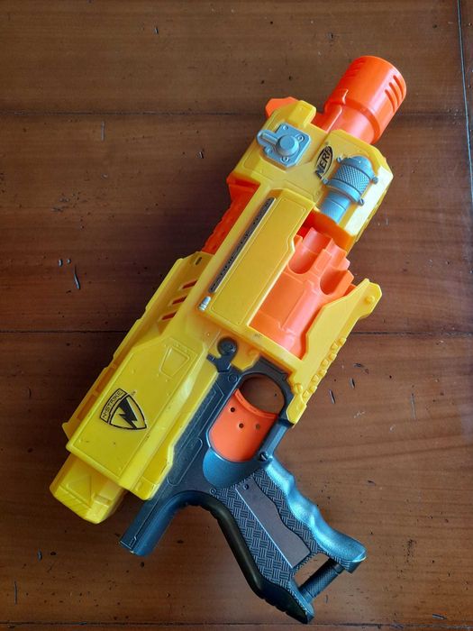 Nerf automática a pilhas amarela e laranja