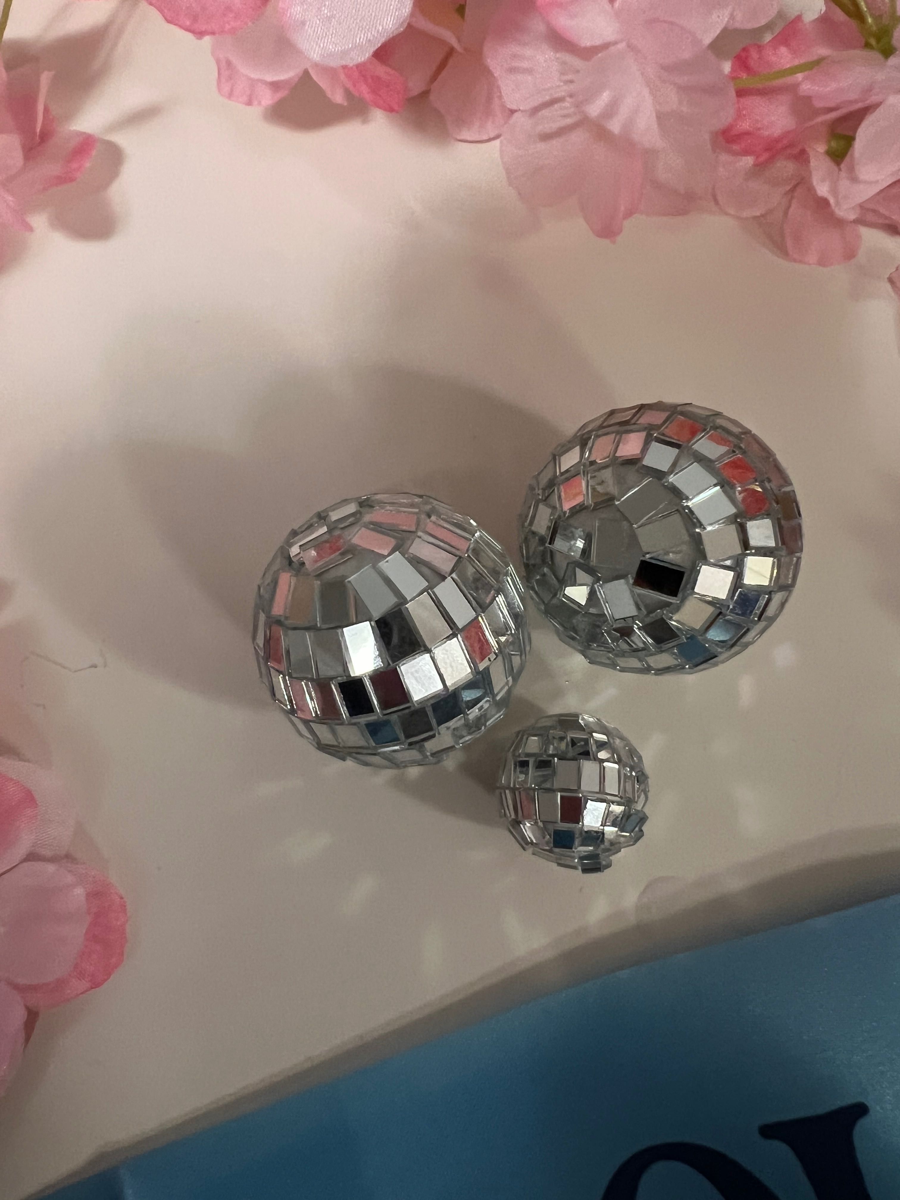 Ozdoby na imprezę Mamma Mia Grecja Widok konfetti balony tort