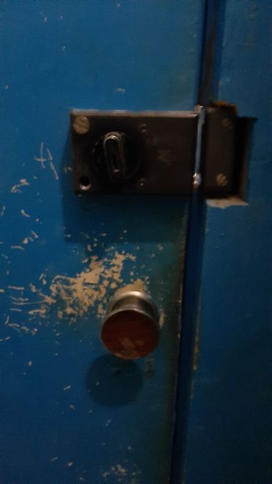 Входная тамбурная дверь с замком.