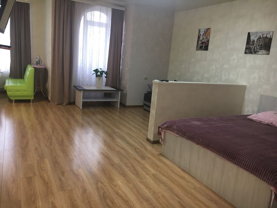 Нова квартира у самому центрі. Автономне опалення, паркінг.