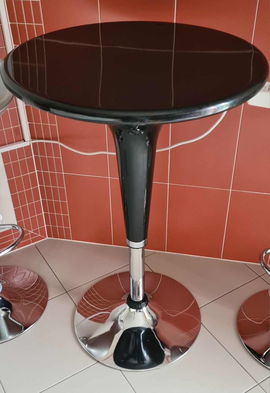 Conjunto de mesa e bancos bar