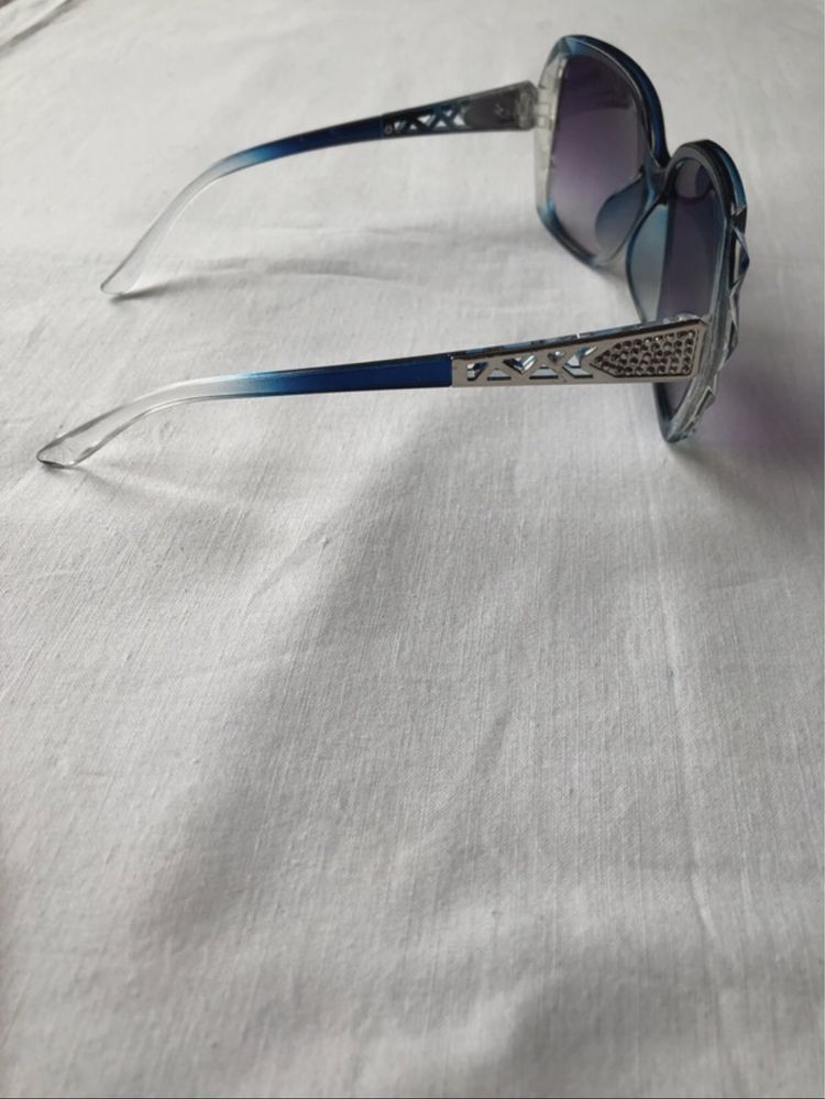 Okulary przeciwsłoneczne niebieskie z fioletowymi szklami