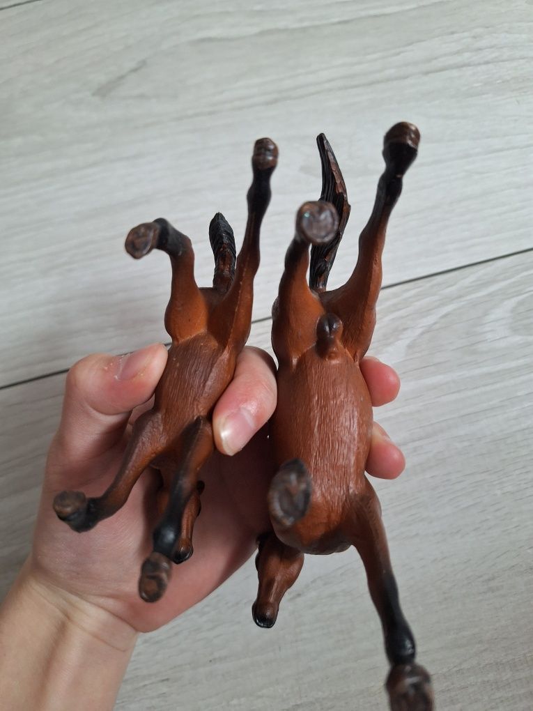 Figurki koni gniade/brązowe