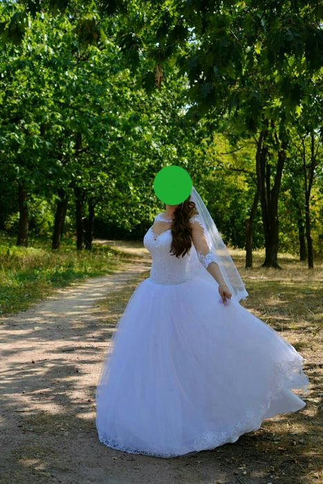 Весільна біла сукня