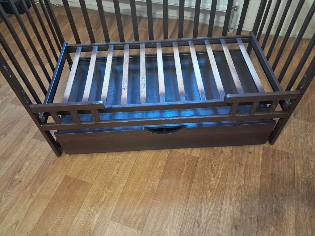Кроватка детская с маятником