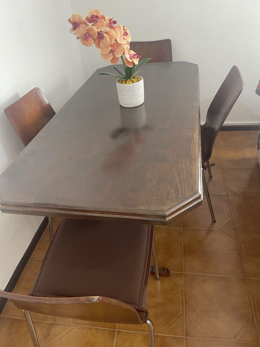 Mesa com 4 cadeira