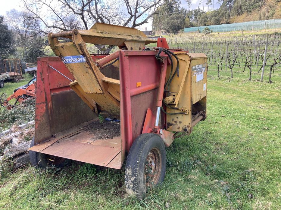 Distribuidor estrume ,desensilador. Distribui lateralmen,