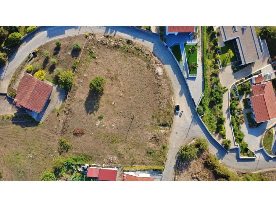 Terreno para moradia de 4 frentes, a 5 minutos de Penafiel
