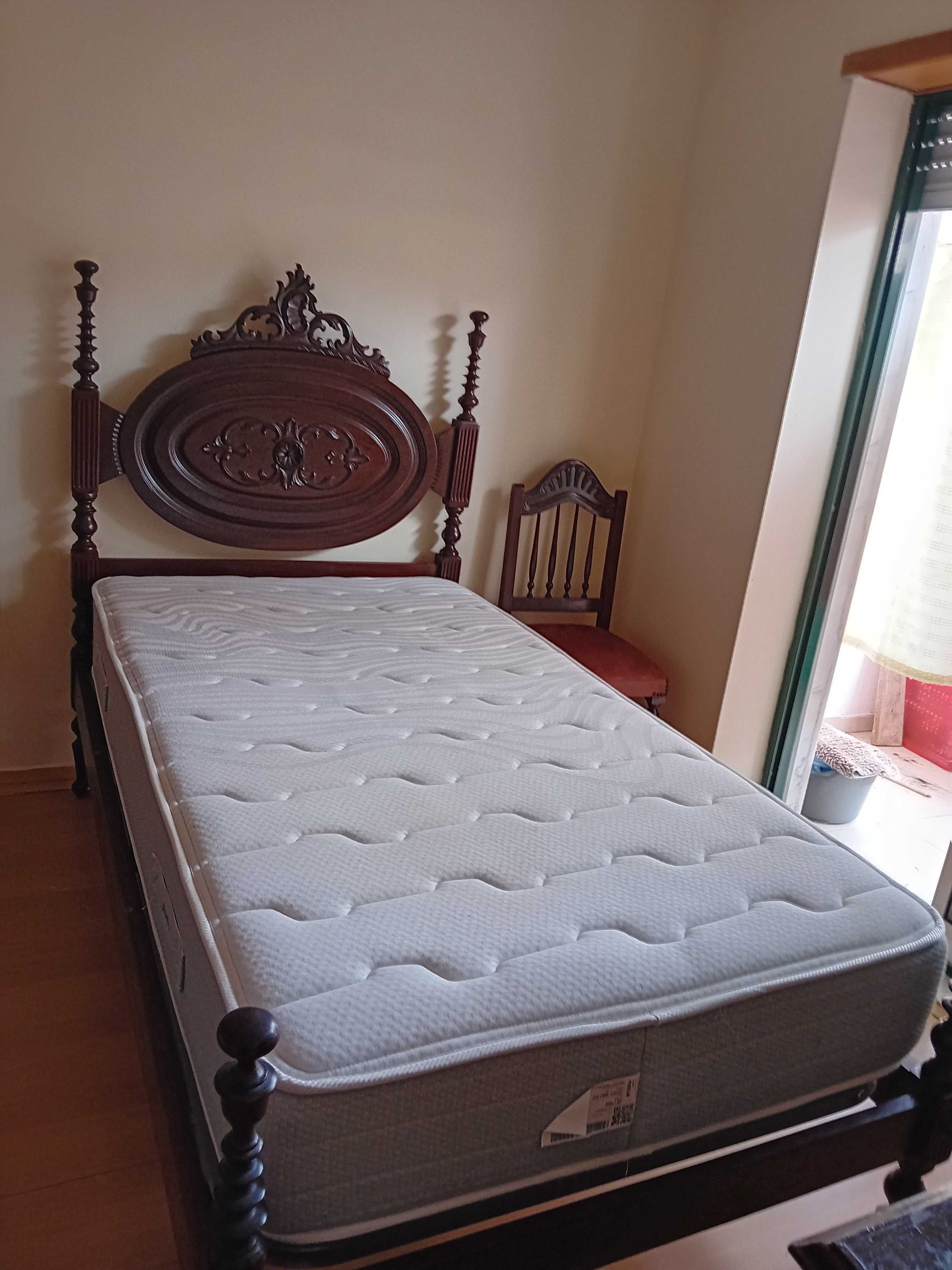 Cama em mogno com colchão - Solteiro para desocupar