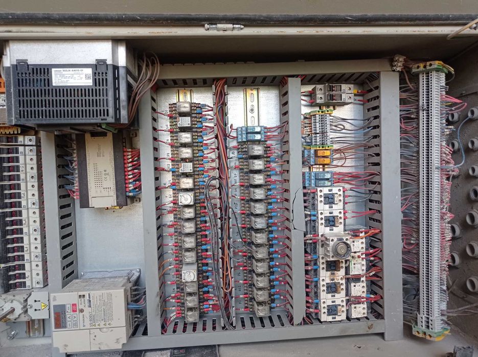 Quadro elétrico metálico com autómato e fonte de alimentação.