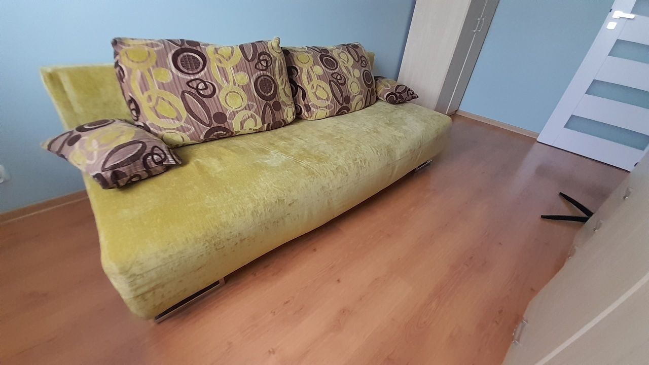 Kanapa zielona rozkładana z funkcją spania.