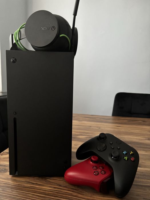 Xbox Series X 2 pady + Sluchawki Xbox + Gry