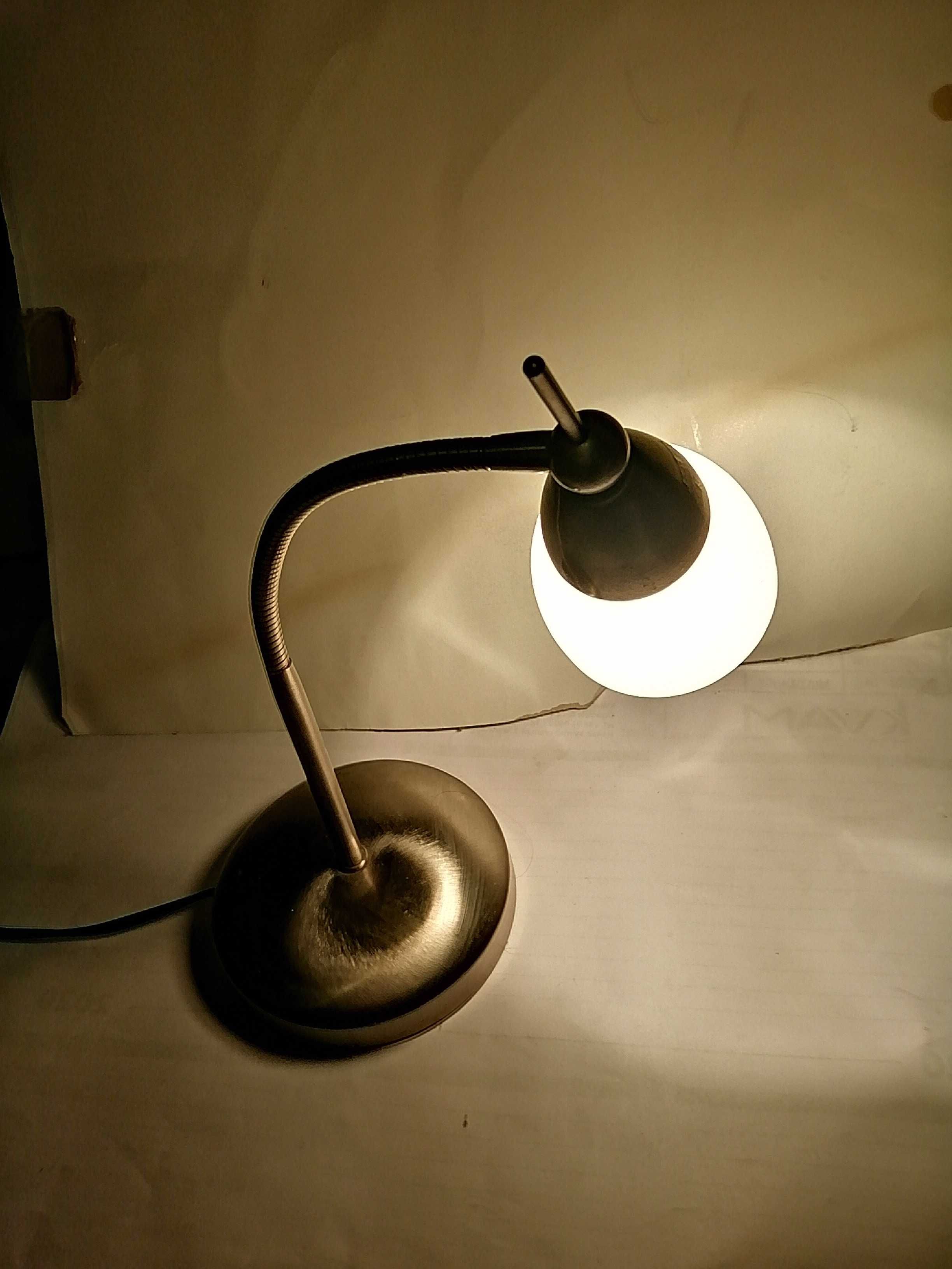Lampka zapala się na dotyk z kloszem