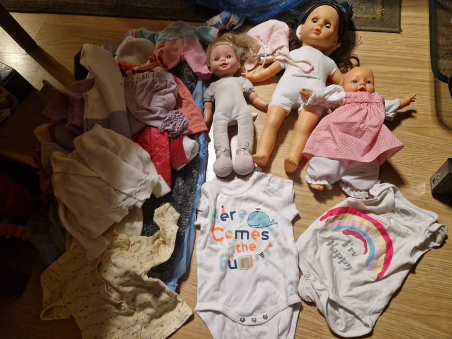 Lalki i jakieś ubranka niekoniecznie z tych lalek.