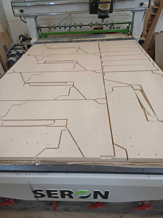 Cięcie CNC materiałów drewnopochodnych oraz produkcja mebli