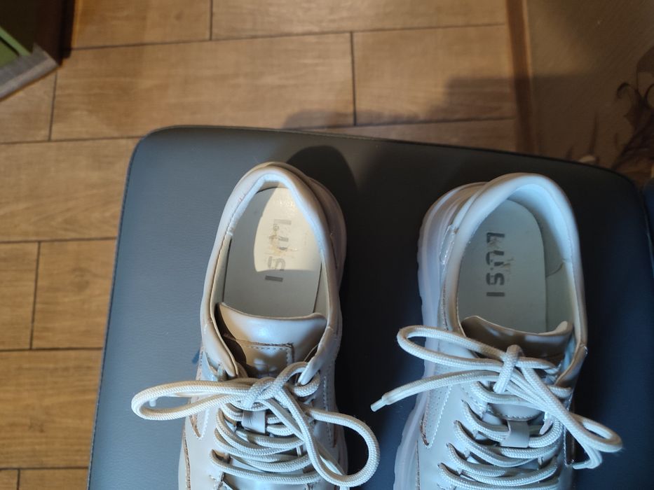 Продам кожані кросівки жіночі